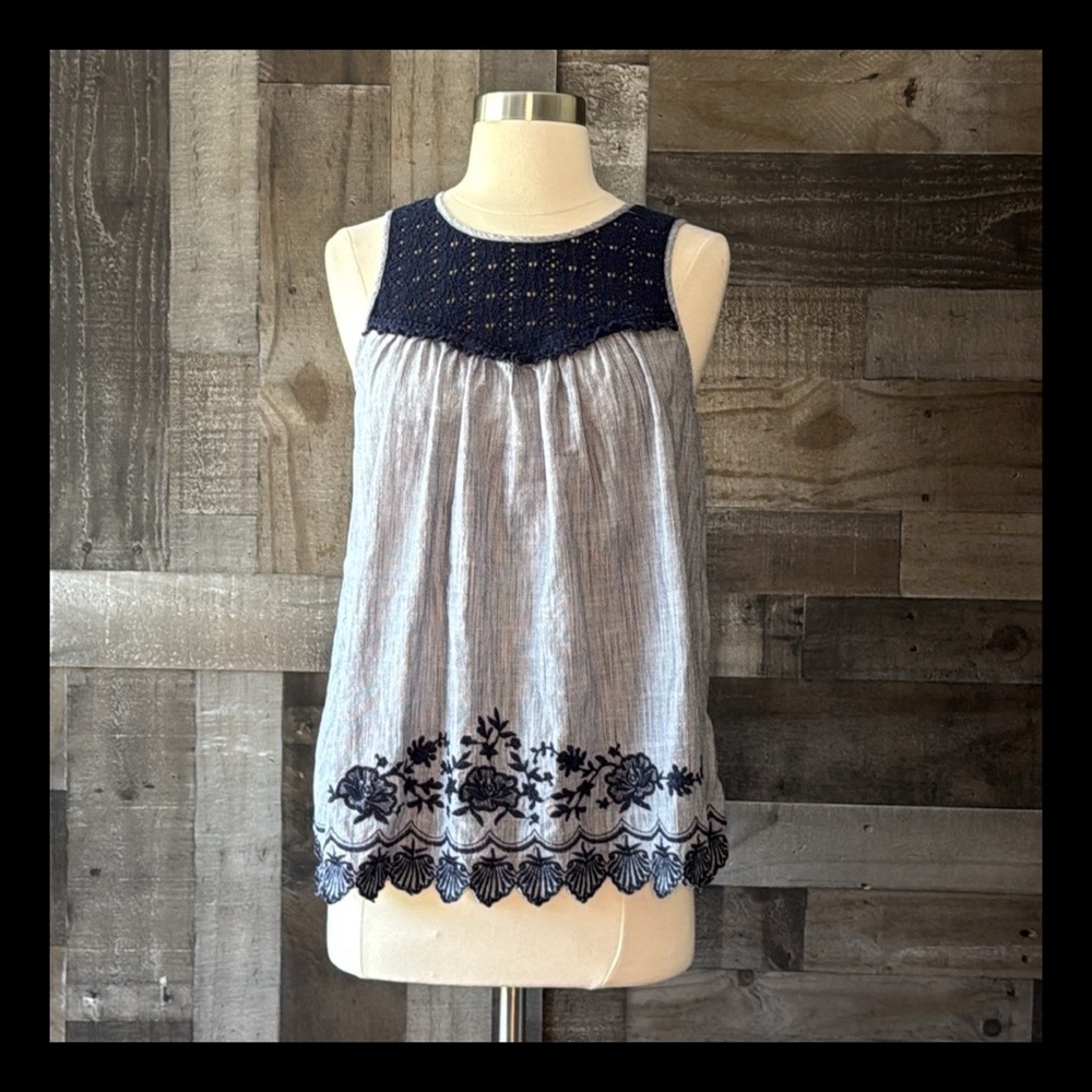 Liz Lange Maternity top XSmall elegant floral lace pregnancy summer vacation